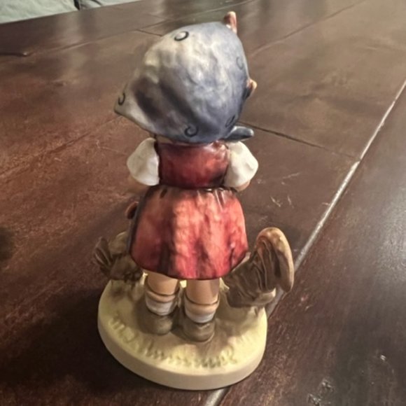 Goebel Hummel Figurine 'Feeding Time' 199/0 Girl with Chickens West Germany - Picture 10 of 11
